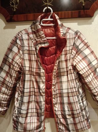 Cazadora acolchada roja y cuadros
