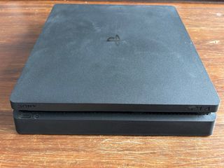 PS4 (PlayStation 4) con 2 mandos y 5 juegos
