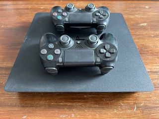 PS4 (PlayStation 4) con 2 mandos y 5 juegos
