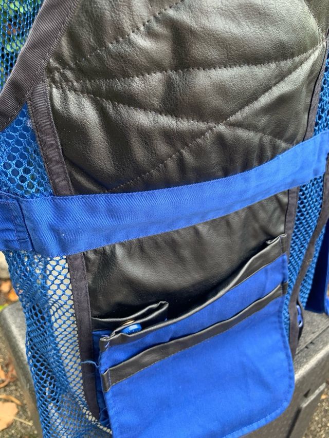 Gilet da pesca blu e nero