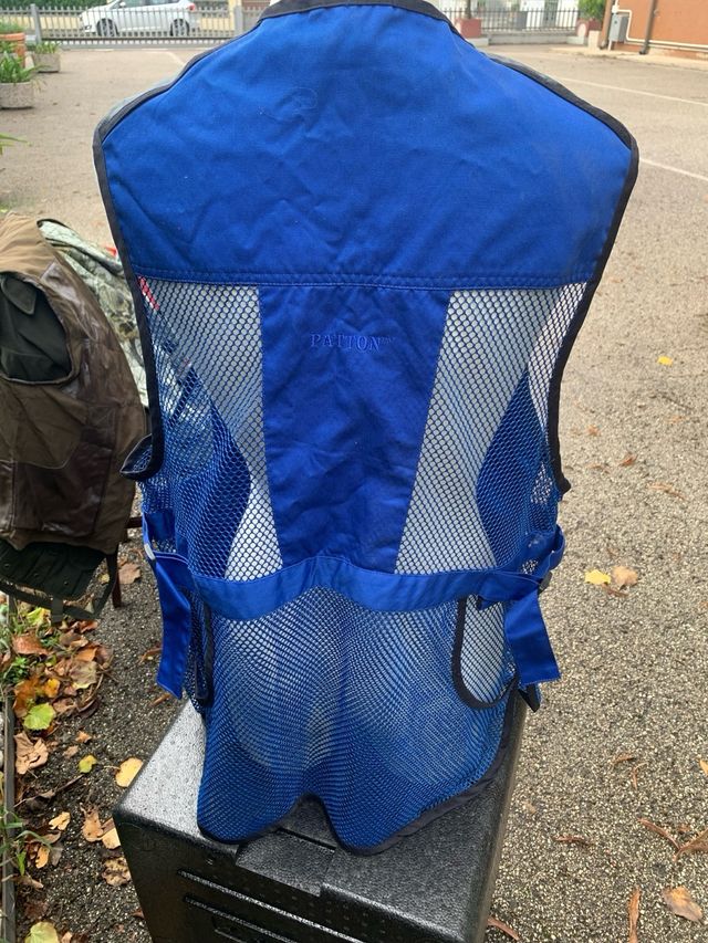 Gilet da pesca blu e nero