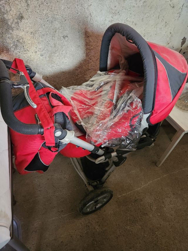 Cochecito de bebé rojo y negro/gris