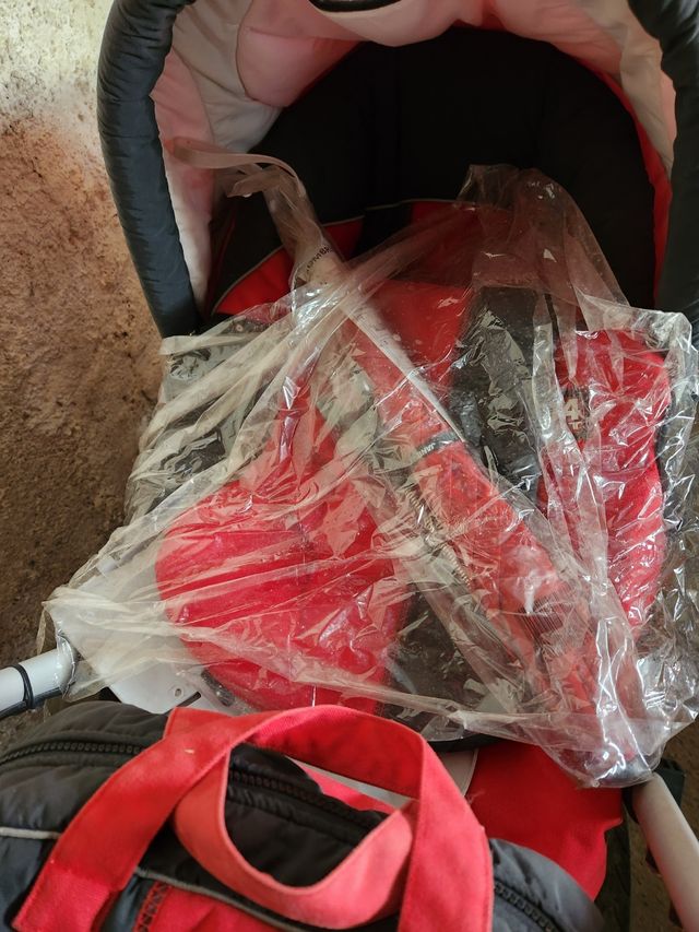 Cochecito de bebé rojo y negro/gris