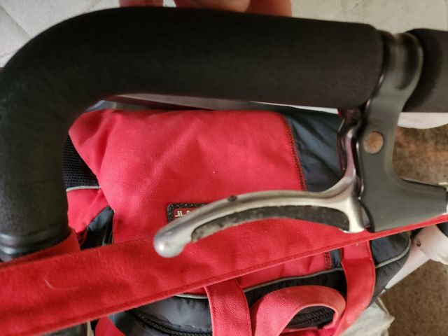 Cochecito de bebé rojo y negro/gris