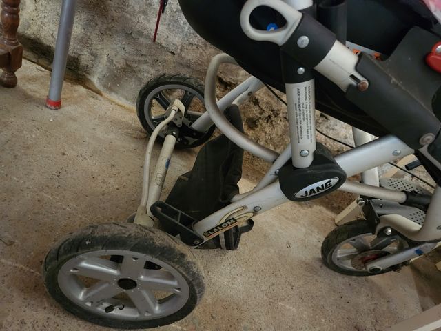 Cochecito de bebé rojo y negro/gris