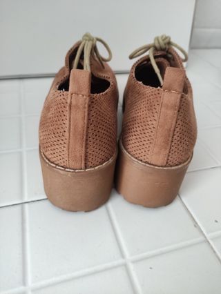 Zapatos marrones con cordones y suela gruesa