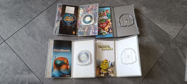 Vendo 2 giochi originali per PSP + 2 copertine