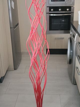 Maceta con varas de caña rosa