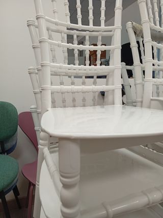 Sillas de plástico blancas para eventos
