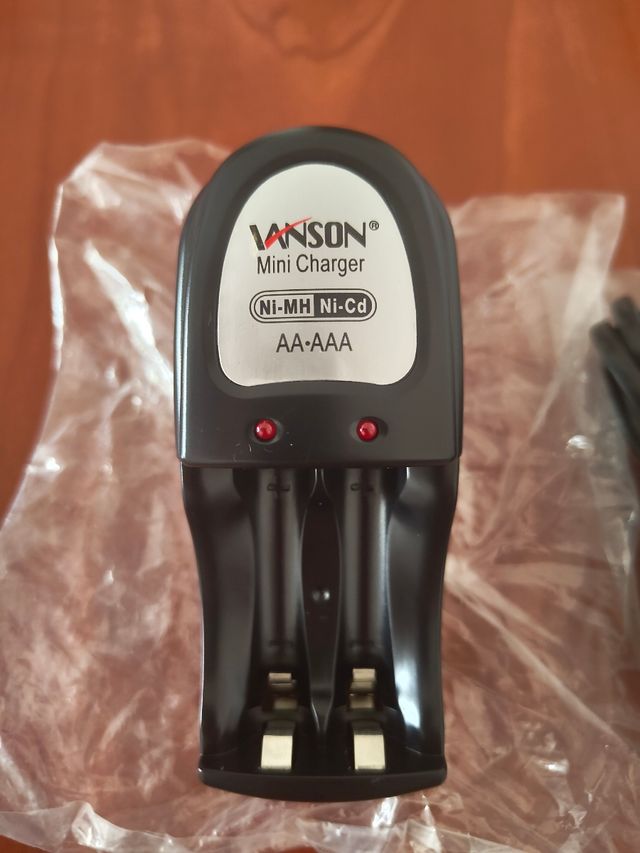 Cargador Pilas AA AAA Vanson Ni-MH Ni-Cd