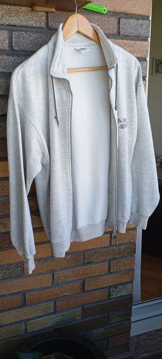 Sudadera gris blanca