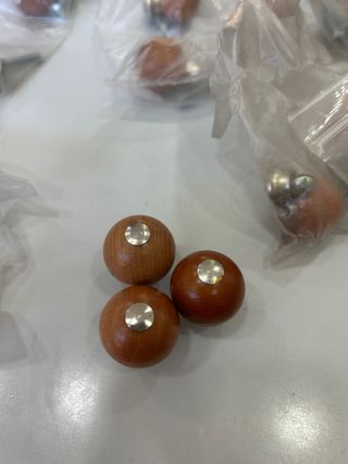 Tiradores de madera y metal