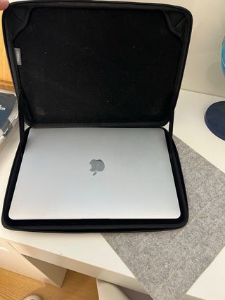 MacBook Plata en buen estado + funda