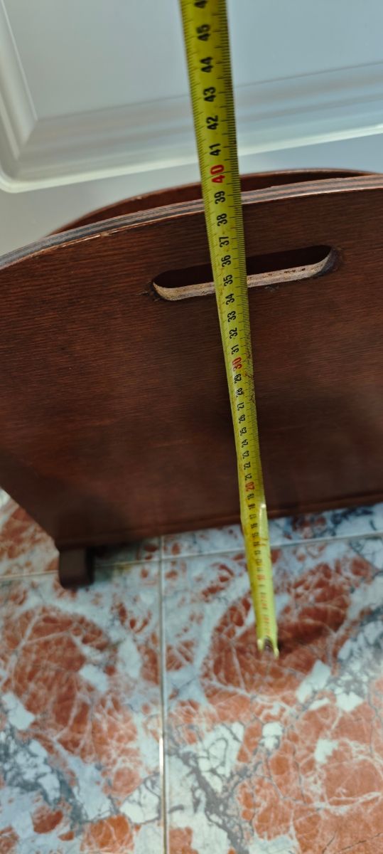 Revistero de madera oscuro