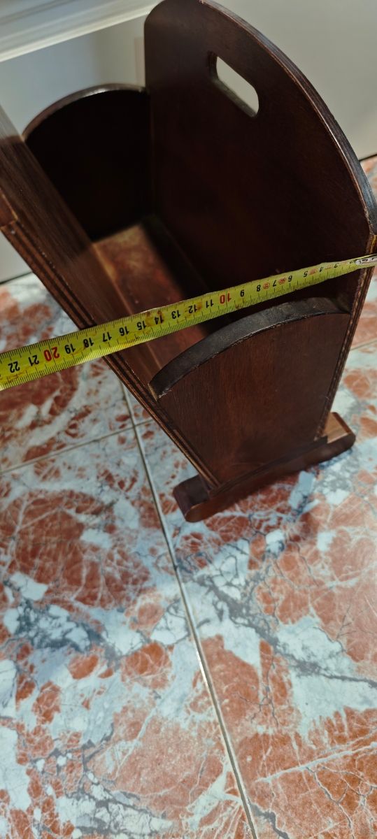 Revistero de madera oscuro