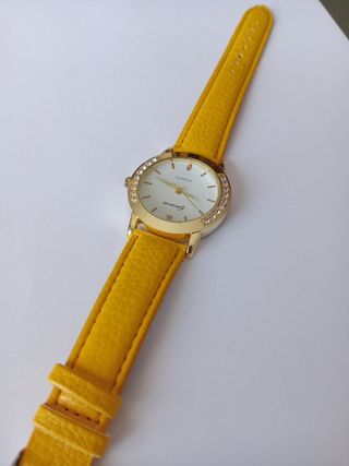 Reloj Dorado y Amarillo