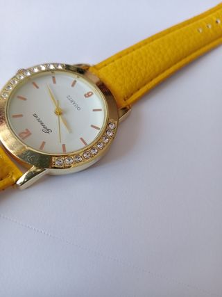 Reloj Dorado y Amarillo