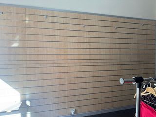 Scaffali negozio abbigliamento legno e metallo