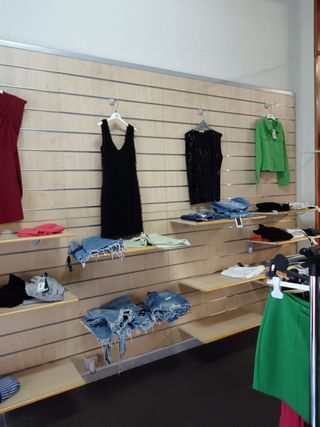 Scaffali negozio abbigliamento legno e metallo