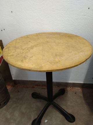 Tavoli rotondi in marmo e ferro