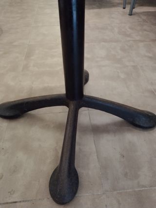 Tavoli rotondi in marmo e ferro