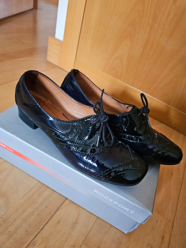 Zapatos charol Hispanitas negros y azules