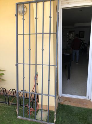 Puerta y reja de hierro