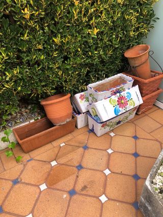Jardineras de barro decoradas
