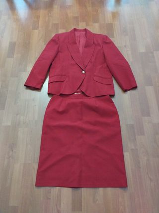 Traje de chaqueta y falda rojo talla 48 color burd