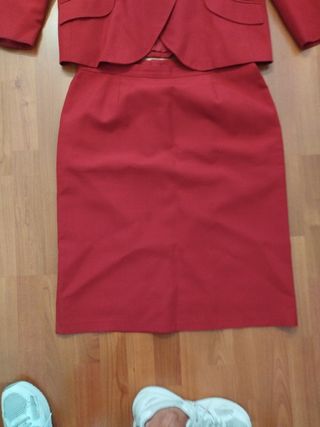 Traje de chaqueta y falda rojo talla 48 color burd