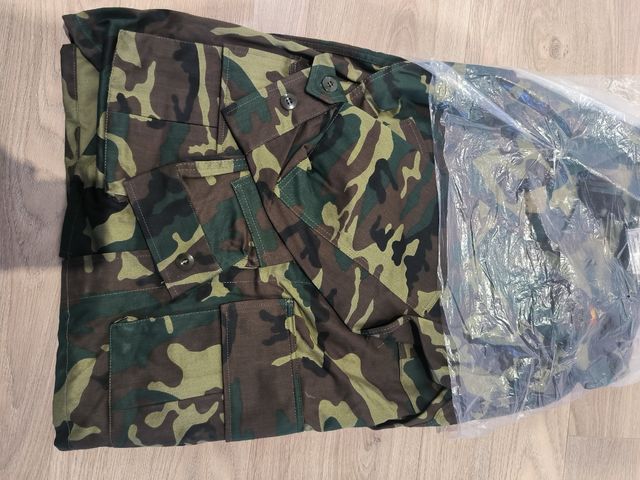 Traje camuflaje boscoso