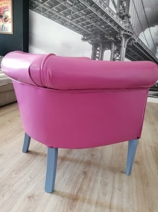 Sillón vintage rosa con estampado floral