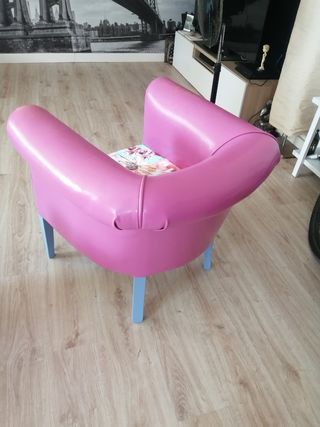 Sillón vintage rosa con estampado floral