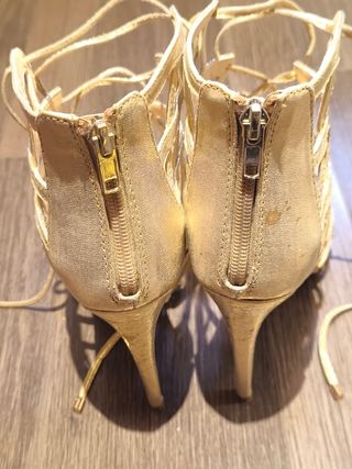 Sandalias doradas tacón fino