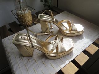 Zapatos dorados Stradivarius Talla 41