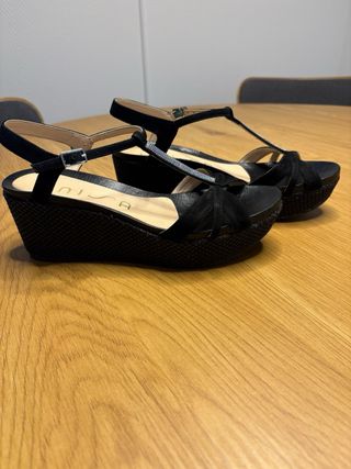 Sandalias negras de tacón con tiras pedrería