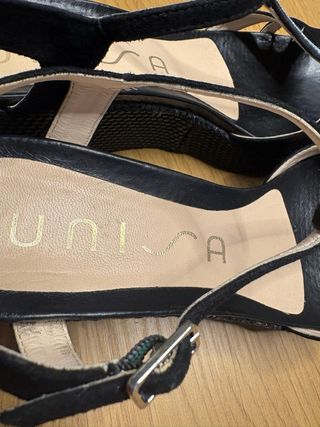 Sandalias negras de tacón con tiras pedrería