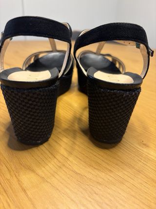 Sandalias negras de tacón con tiras pedrería