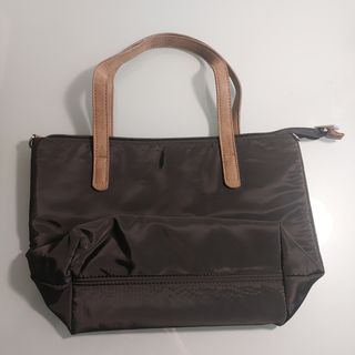 Bolso negro con asas marrones