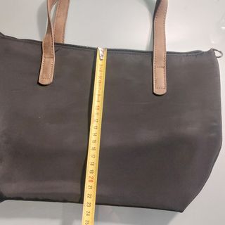 Bolso negro con asas marrones