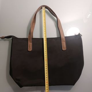 Bolso negro con asas marrones