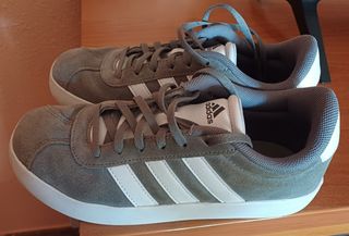 Zapatillas Adidas grises y blancas