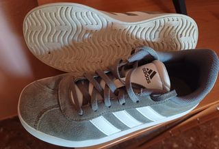Zapatillas Adidas grises y blancas