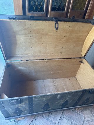 Baúl antiguo madera y metal