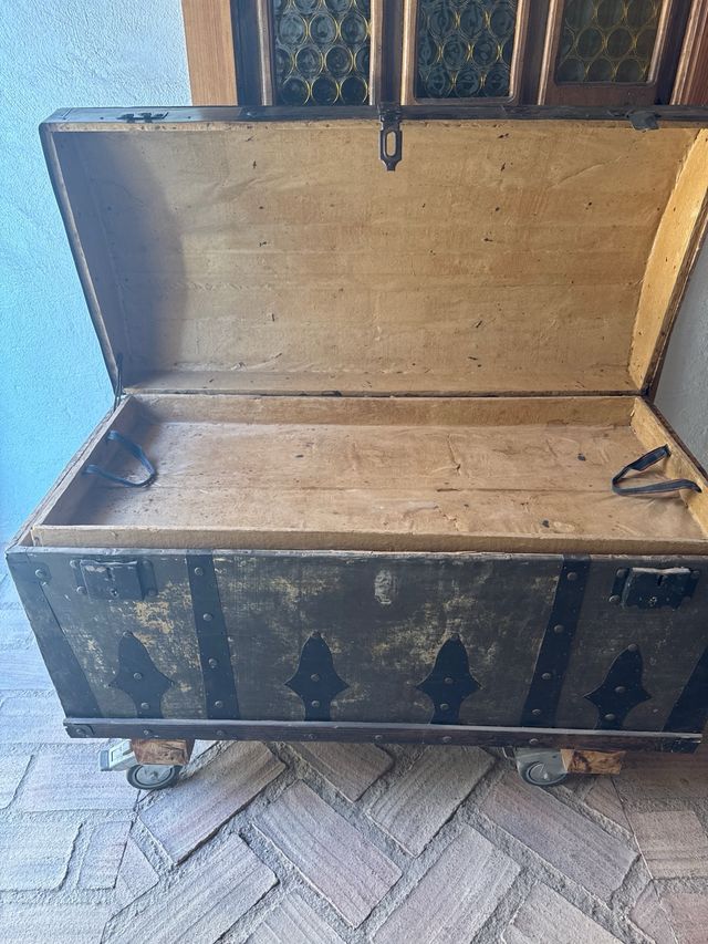 Baúl antiguo madera y metal