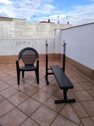 Banco de musculación y pesas