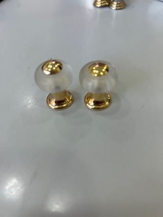 Tirador de cristal y metal dorado