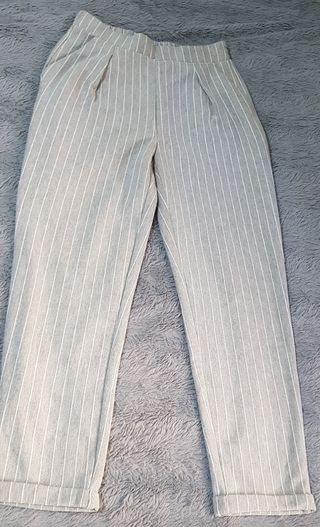 Pantalón de pinzas Stradivarius gris rayas