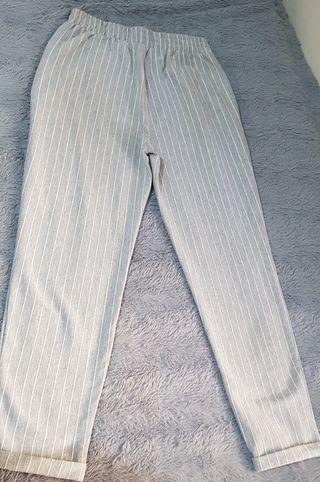 Pantalón de pinzas Stradivarius gris rayas