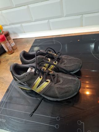 Deportivas Nike Negro y Dorado